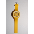 Силиконовые наручные часы. Желтый цвет